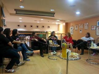 Crónica con fotos de un Club de Lectura divertido y estupendo