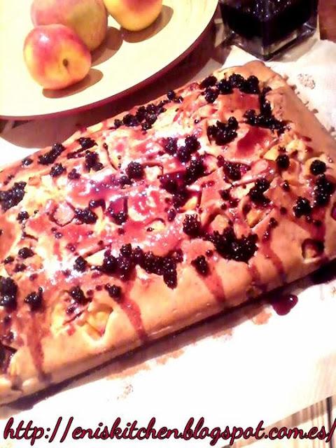 Bizcocho con nectarinas y mermelada de moras silvestres casera!