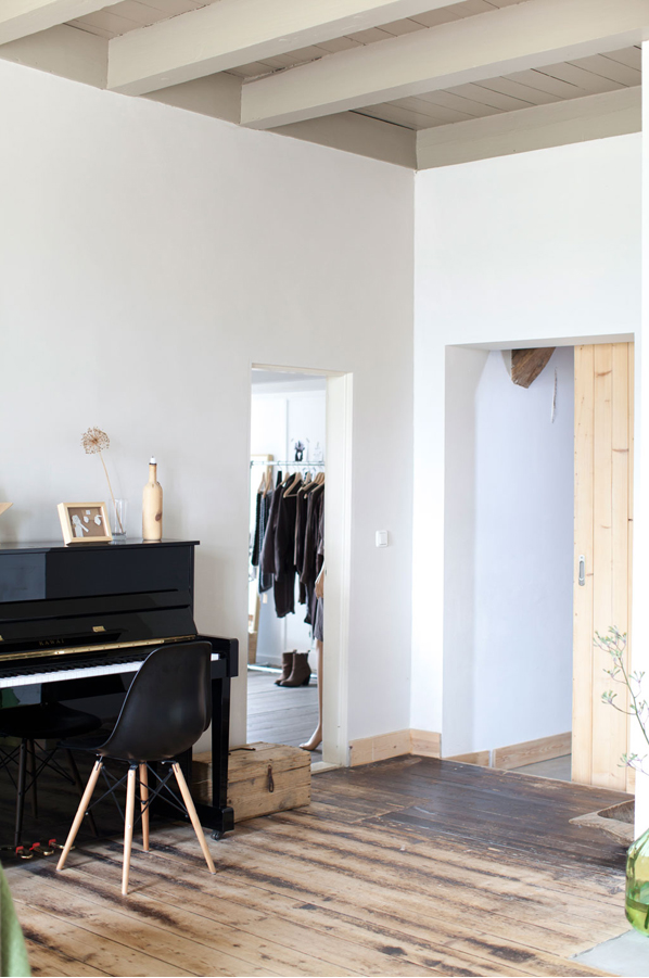 decoración_sala_del_piano_con_silla_eames