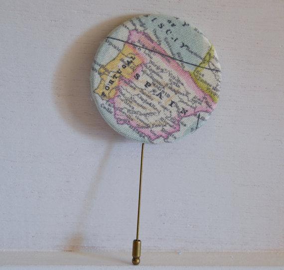 Broche mapa de España y banderines