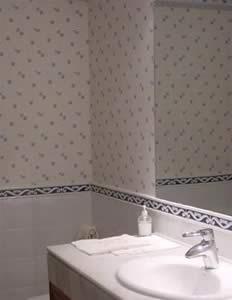 Lindos baños con papel tapiz