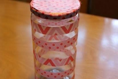 5 ideas de Manualidades para Principiantes sin Idea http://manualidades.facilisimo.com/blogs/mas-manualidades/decorar-un-tarro-con-washi-tape_942608.html
