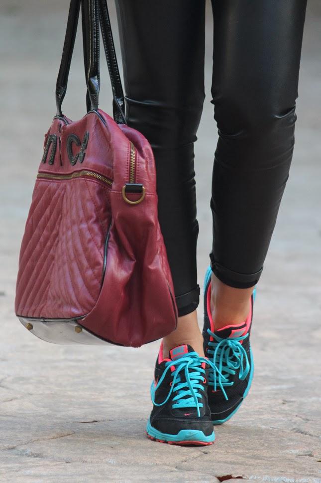 S H E ´S W A L K I N G...