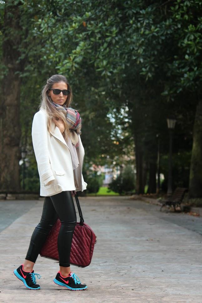 S H E ´S W A L K I N G...