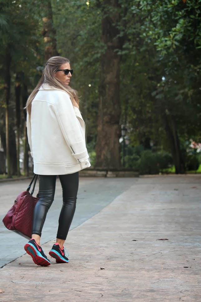 S H E ´S W A L K I N G...