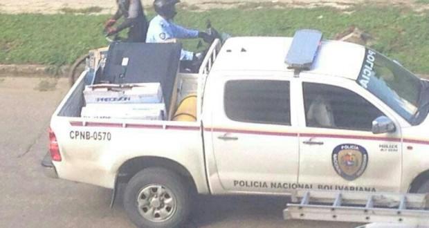 La Foto: Hasta la Policía Nacional Bolivariana se unió al saqueo en Daka (+ otras)