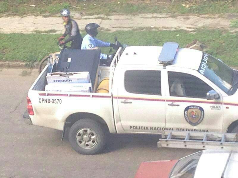 Vea policía de Maduro saqueando Daka en Venezuela!