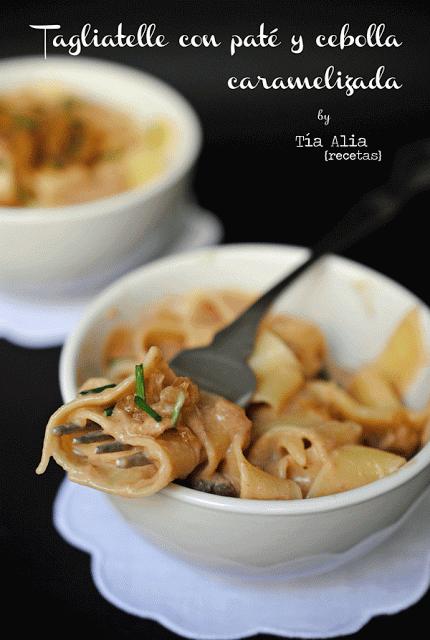 Tagliatelle con paté y cebolla caramelizada