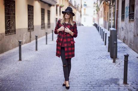 street style barbara crespo plaid coat front row shop menbur shoes outfit fashion blogger
