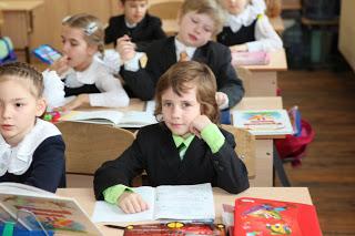 Niños y niñas en el aula