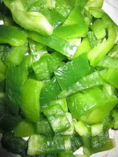 CONEJO CON VINO BLANCO Y PIMENTOS VERDES.