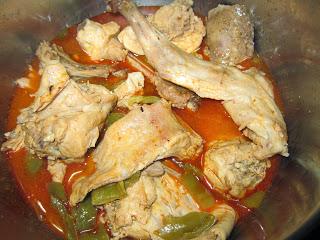 CONEJO CON VINO BLANCO Y PIMENTOS VERDES.