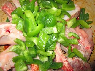 CONEJO CON VINO BLANCO Y PIMENTOS VERDES.