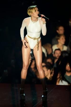 MTV EMA AWARDS: Bochornosa Miley Cyrus y un bolso de Chanel que clama venganza