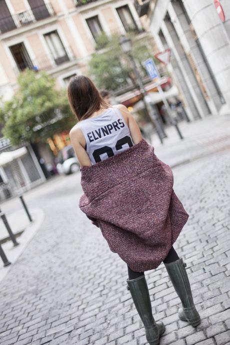 street style barbara crespo rainy days hunter boots the corner cardigan eleven paris number tshirt outfit fashion blogger