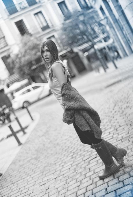 street style barbara crespo rainy days hunter boots the corner cardigan eleven paris number tshirt outfit fashion blogger