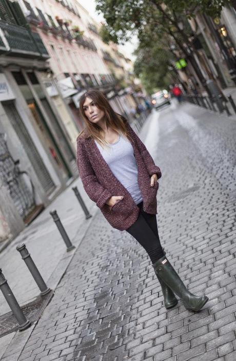 street style barbara crespo rainy days hunter boots the corner cardigan eleven paris number tshirt outfit fashion blogger
