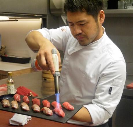 Nomo Market te trae la aútentica comida japonesa a domicilio preparacion sushi ahumado