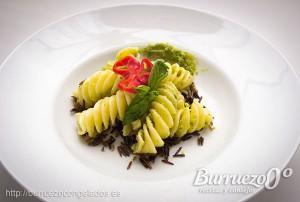Plato de pasta con salsa pesto