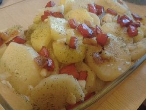 Imagen de Patatas al horno con ajo, perejil y pimiento rojo frito