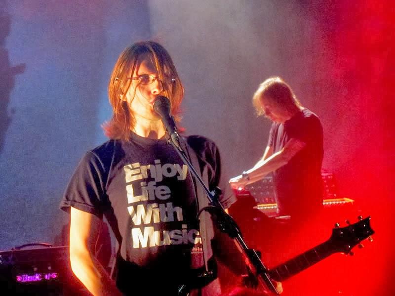 Steven Wilson con la inscripción Enjoy Life With Music (Disfruta de la vida con música) en su camiseta