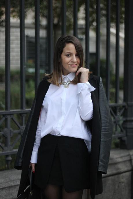 look, blogger, black&white