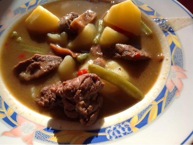 Patatas con carne y niscalos.