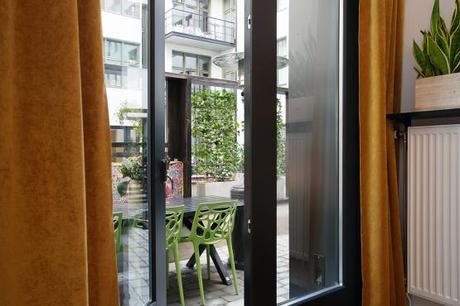 terraza negra moderna puertas y ventanas de color negro madera negra en la decoración estilo nórdico oscuro diseño decoración exteriores oscuro decoración diseño interiores modernos contemporaneos Carpintería y exterior de color negro blog decoración interiores nórdico 