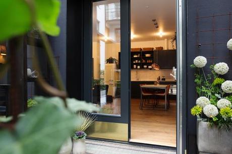 terraza negra moderna puertas y ventanas de color negro madera negra en la decoración estilo nórdico oscuro diseño decoración exteriores oscuro decoración diseño interiores modernos contemporaneos Carpintería y exterior de color negro blog decoración interiores nórdico 