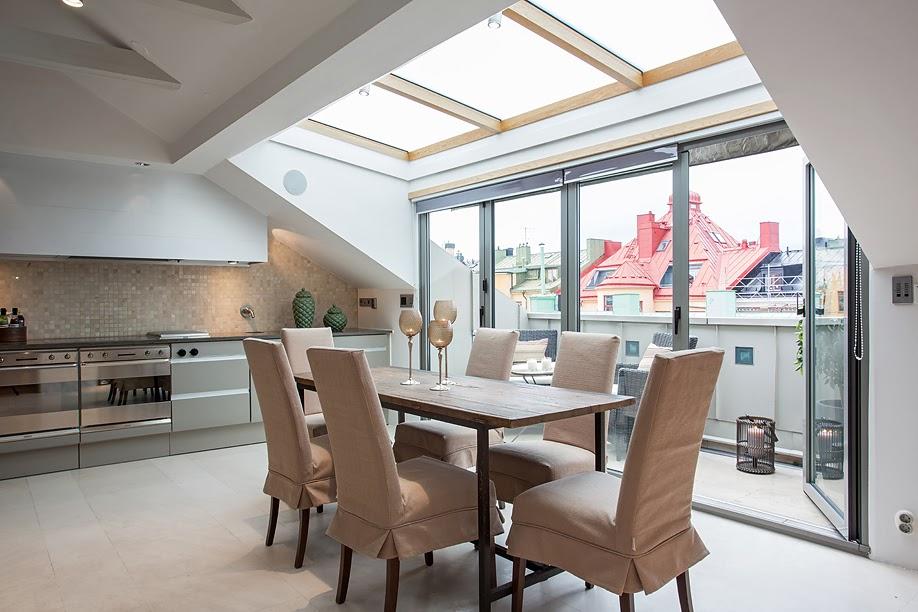 Con un marco contemporáneo