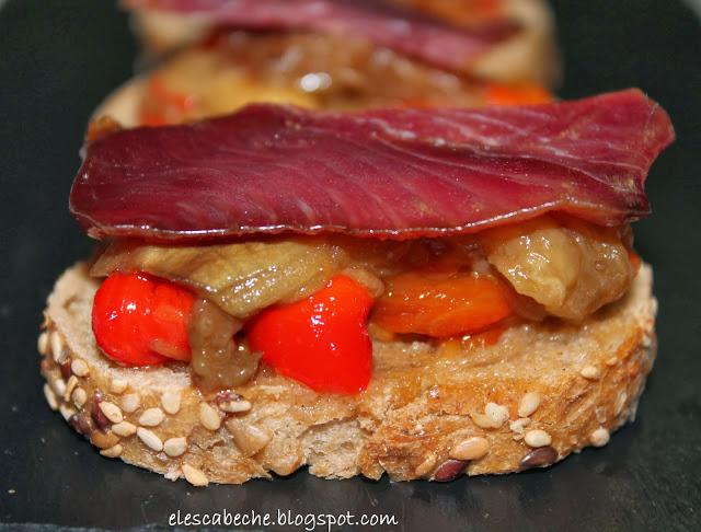 Canapés de espencat con mojama de atún