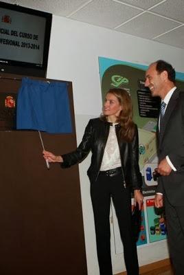 Dña. Letizia emprende su viaje a California vestida con cazadora de cuero de Hugo Boss