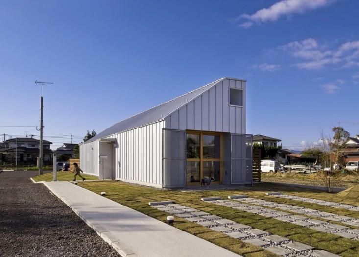 Live/Work Dog Grooming Salon by Horibe Naoko Architects - Remodelista