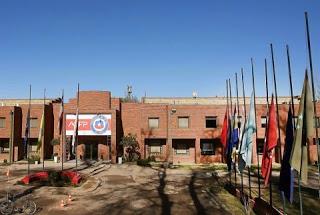 RINDEN HOMENAJE A LUIS IBARRA CON BANDERAS DE CLUBES A MEDIA ASTA