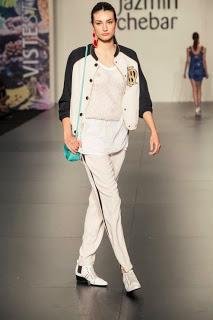 ABAJO DE LA PASARELA ¡Buen día! ¿Cómo están? Estamos a mi...