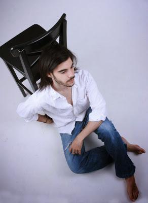 ENTREVISTA: FRANS KUSPI (CANTANTE-CANTAUTOR)