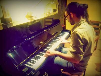 ENTREVISTA: FRANS KUSPI (CANTANTE-CANTAUTOR)