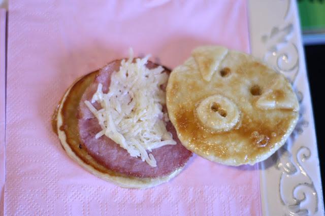 CERDITOS DE HOJALDRE CON JAMÓN Y QUESO