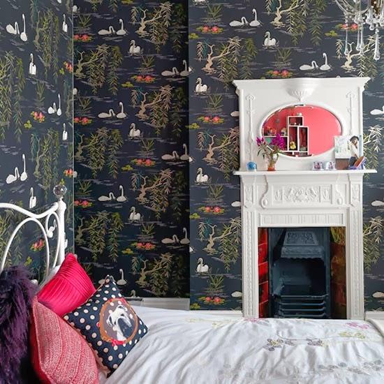 UNA CASA CON DIFERENTES REVESTIMIENTOS DE PAREDES