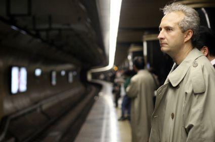 hombre esperando al metro La Productividad Perdida y los Tiempos de Tránsito