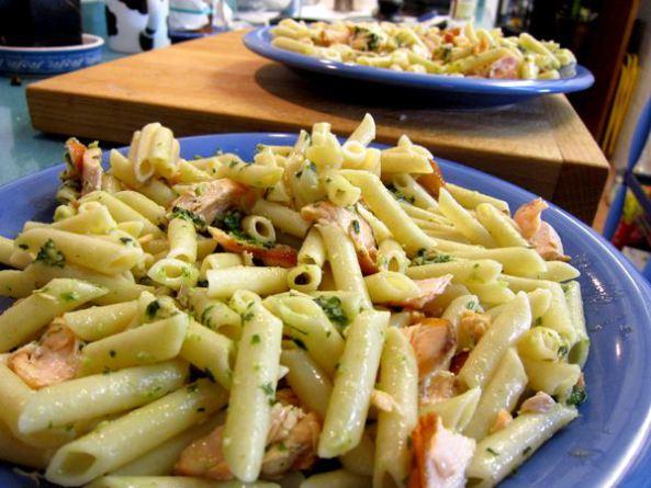 Macarrones integrales con salmón fresco y pesto de albahaca. 