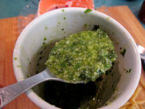 Macarrones integrales con salmón fresco y pesto de albahaca.