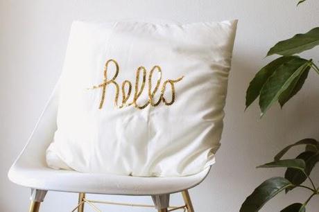 DIY: Un cojín ikea decorado con la palabra hello en lentejuelas