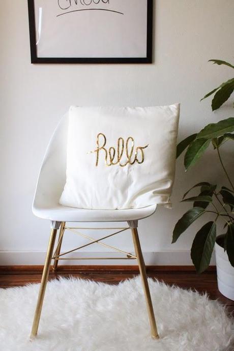 DIY: Un cojín ikea decorado con la palabra hello en lentejuelas