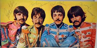 Un vinilo firmado por los Beatles a cambio de un trabajo