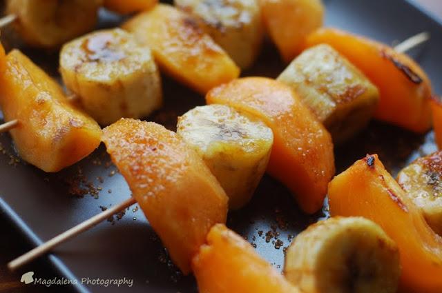 BROCHETAS DE CAQUI Y PLÁTANO