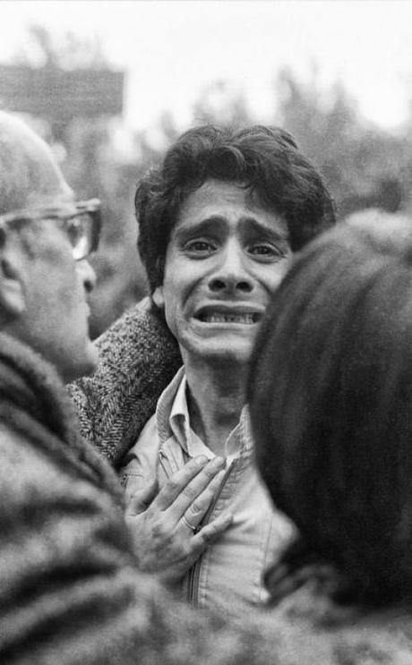 Hijo de Santiago Nattino durante el funeral de su padre en abril de 1985, Santiago.  Santiago fue Nattino del coche policía