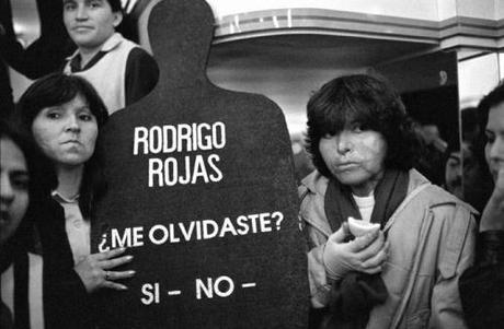Manifestación por los Derechos Humanos en Santiago el 8 de  09 1988 Carmen Gloria Quintana (a la derecha).  Carmen Gloria Quintana
