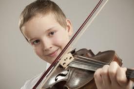 Los beneficios de que tu hijo toque un instrumento musical