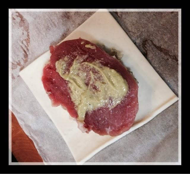 Cestillos de solomillo de cerdo con cebolla caramelizada y mostaza de pimienta verde